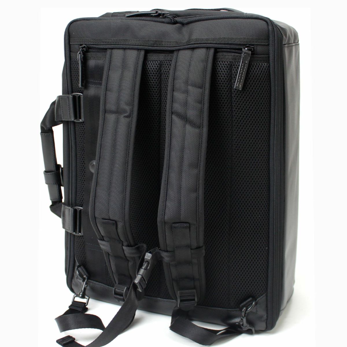 背面は通気性のよいメッシュ構造でリュックご使用時に背中が蒸れないので快適