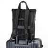 キャリーオン対応ベルトを装備してスーツケースと併用、出張の際の負担を軽減します