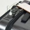 2口USBポートを装備しモバイル機器の充電に便利な機内持ち込み対応サイズのスーツケース