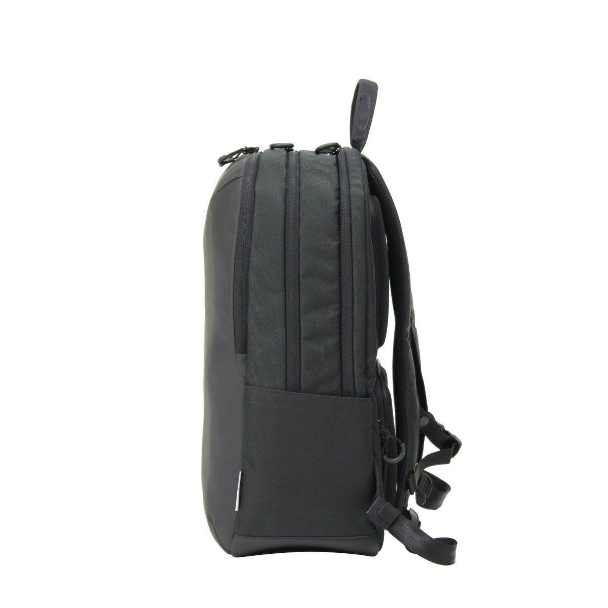 上品な質感でオンオフで使える、クールビズコーデによくあうビジネスリュック