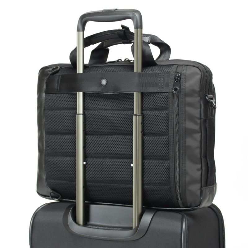キャリーオン仕様で出張等スーツケースとの併用にも便利です