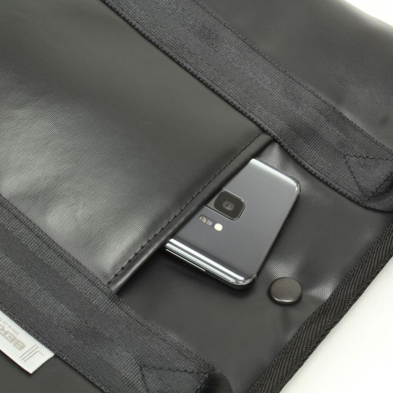スマートフォンやパスケース、イヤホンなど頻繁に出し入れする小物入れに便利な前ポケット