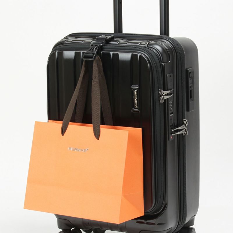 付属のバッグフックで手荷物をスーツケースにかけられます