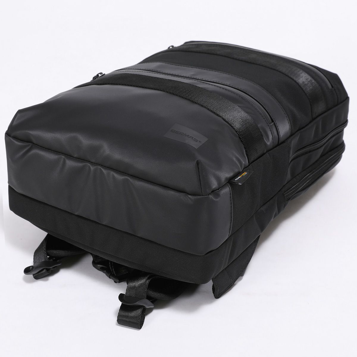 リュックの底面には撥水と防汚効果が高い600デニールのTPUコーティング生地を使用