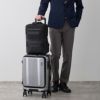 キャリーオン機能でスーツケースと併用も可能、通勤はもちろん旅行にも便利なコンパクトリュック