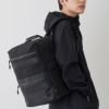 YKK製つや消しタイプの止水ファスナーを採用し、シンプルで落ち着いたスタイルを演出