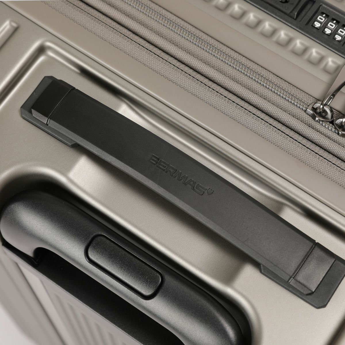 No.60556：フロントオープンファスナー54L 57cm | BERMAS OFFICIAL WEB